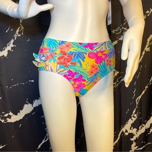 Small bikini bottom with ruffles on the side